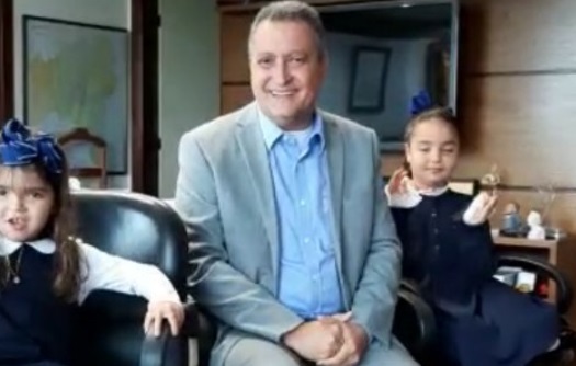 Em vídeo ao lado das filhas, Rui Costa anuncia que está de volta após cirurgia