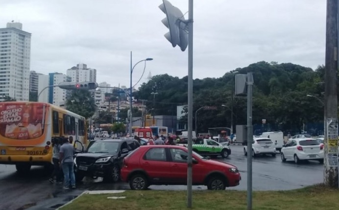 Salvador: assaltantes em fuga batem em carros e trocam tiros com policiais na Vasco da Gama