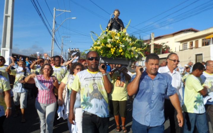 Lauro de Freitas: fiéis católicos comemoram dia do padroeiro da cidade, Santo Amaro de Ipitanga