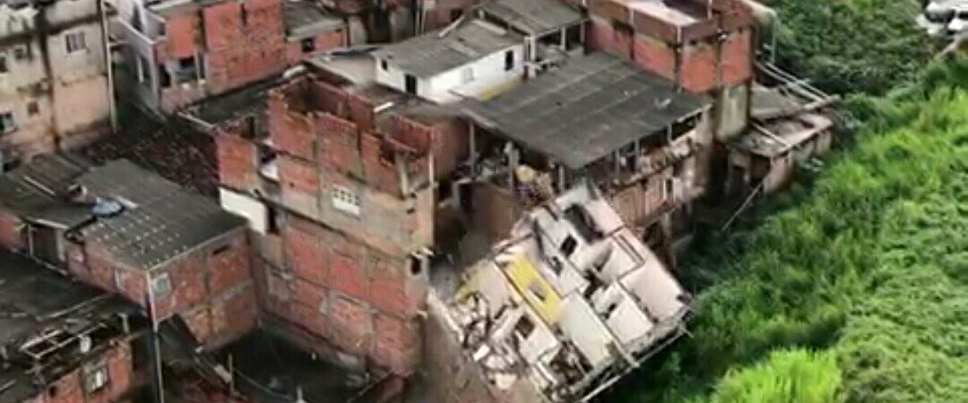 Vídeo: imóvel desaba no bairro de Narandiba, em Salvador