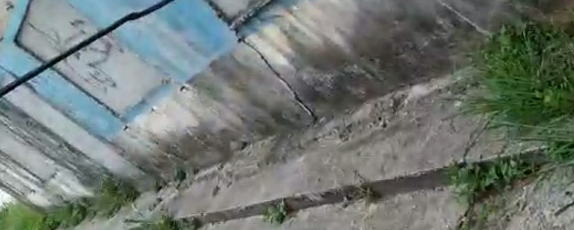 Morador denúncia prédios abandonados no Inocoop, em Camaçari: ‘Cada dia que passa aparece mais rachadura’