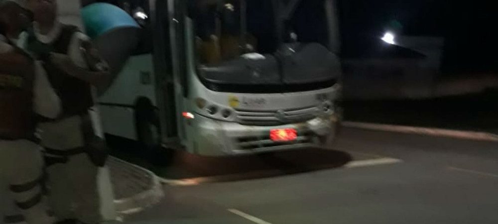 Ônibus que seguia para festa em Madre de Deus é alvejado; uma pessoa morreu