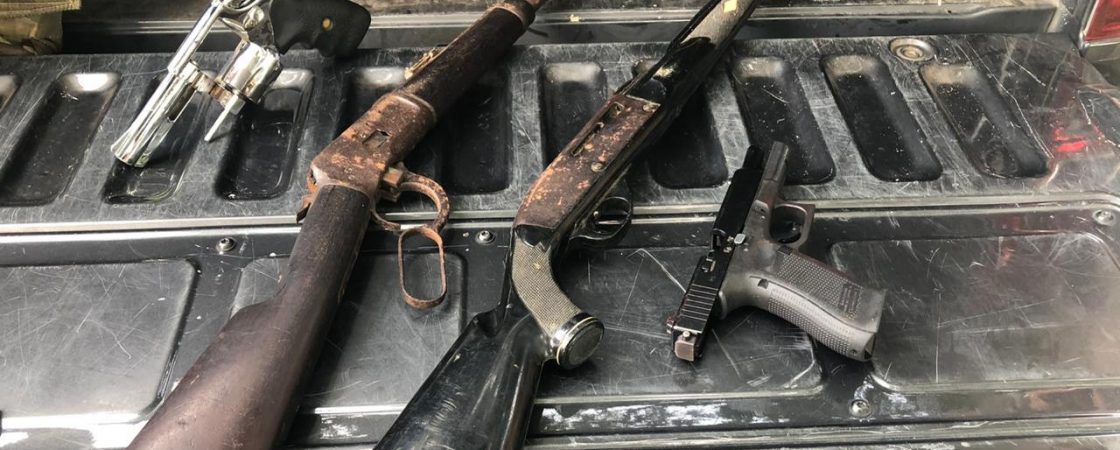 Armas e 13 celulares são encontrados em esconderijo de miliciano em Esplanada