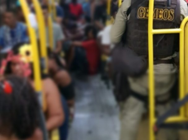 ‘Operação Folia e Paz’ conduz 52 pessoas por vandalizarem ônibus, em Salvador