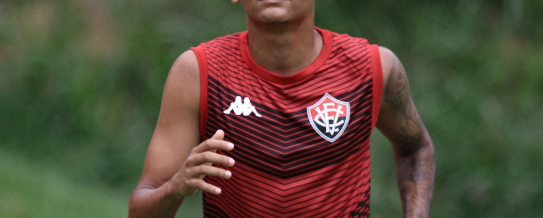 “Trabalhando forte para chegar no Ba-Vi”, diz Rend sobre seu primeiro clássico como profissional