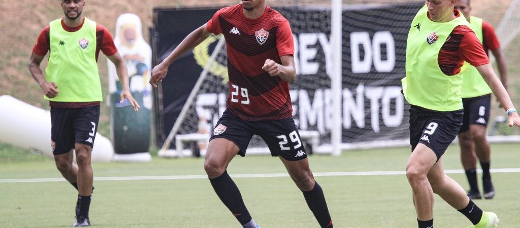 Com vídeos e ajustes táticos, Vitória finaliza preparação para o clássico