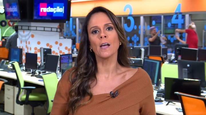 Vídeo: Funcionários da Globo fazem guerra de álcool em gel durante jornal ao vivo