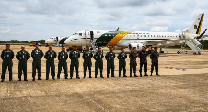 ‘Estão sadias e sem evidência da doença’, diz brigadeiro antes de aeronaves decolarem para buscar brasileiros na China