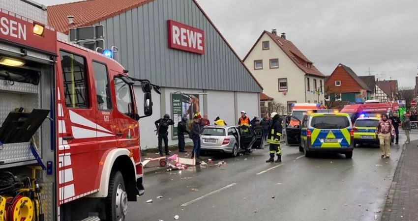 Carro atropela várias pessoas em desfile de carnaval e deixa feridos na Alemanha