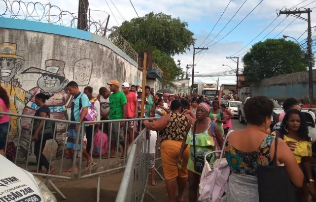Carnaval de Salvador: ambulantes acampados há mais de uma semana na frente da Semop começam a ser atendidos