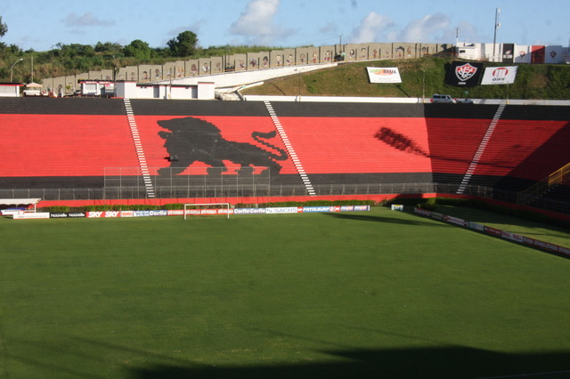 Zagueiro do Vitória é baleado em assalto na entrada do Barradão