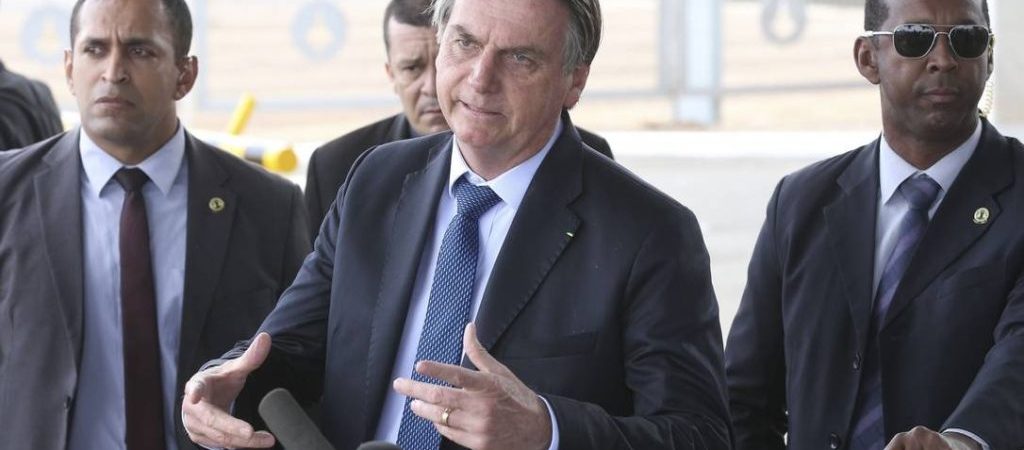 Folha emite nota após comentário com insinuação sexual de Bolsonaro sobre repórter