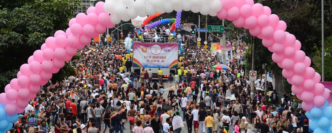 ONG cria canal para apoiar vítimas de transfobia no carnaval do Rio