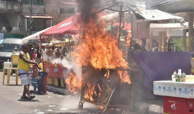 Carnaval de Salvador: durante ‘Mudança do Garcia’, carrinho de ambulante pega fogo