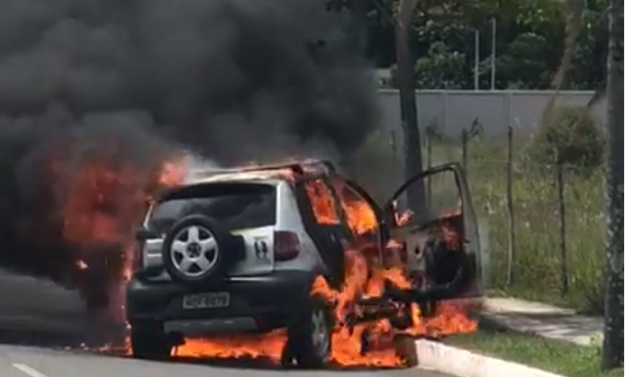 Vídeo: carro pega fogo nas proximidades do Boulevard Shopping Camaçari