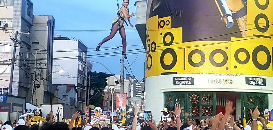 Claudia Leitte “voa” no segundo dia do carnaval de Salvador