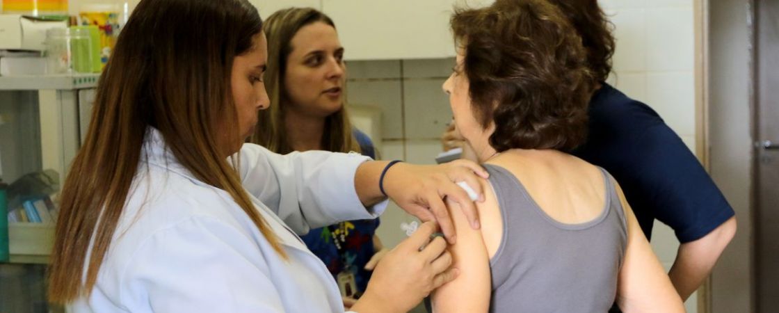 Lauro de Freitas tem vacinação exclusiva contra a gripe para idosos acima de 70 anos