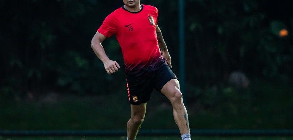 Elkeson participa de atividade com a equipe Sub-23 do Vitória: “Saudades de treiar aqui”