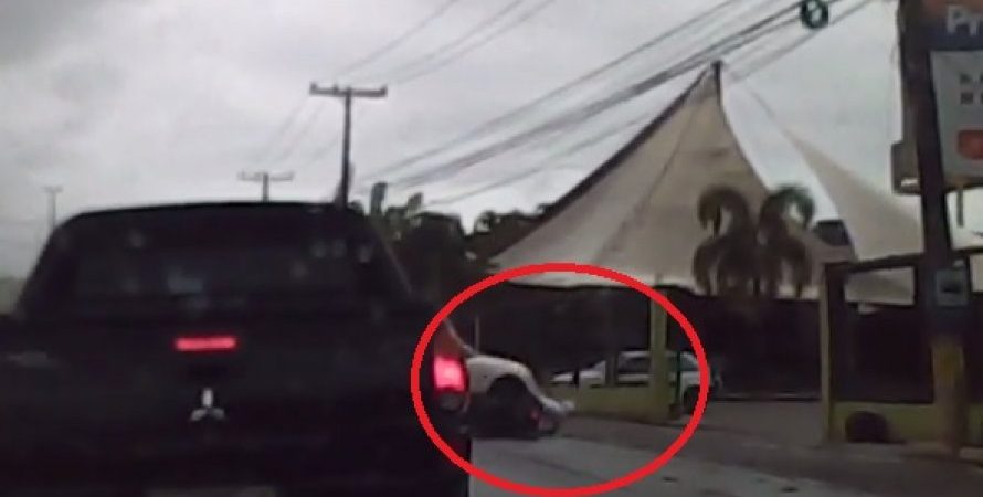 Motociclista é atropelado por carro na Estrada do Coco; assista