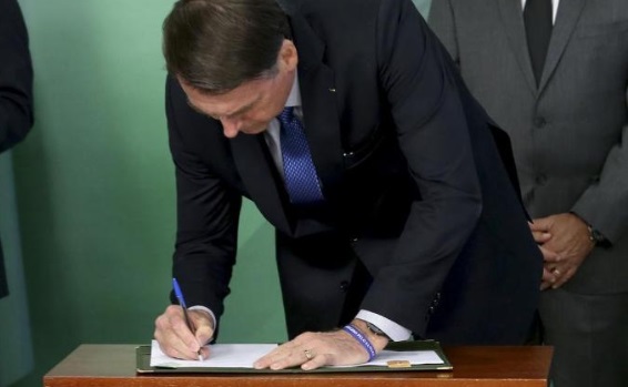 Bolsonaro assina MP para instituir novos casos de contratação temporária para o governo