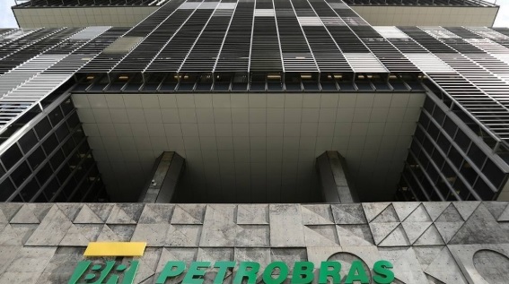 TRT determina suspensão da demissão de funcionários de subsidiária da Petrobras