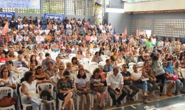Professores estaduais marcam protesto para amanhã (28), após corte nos salários