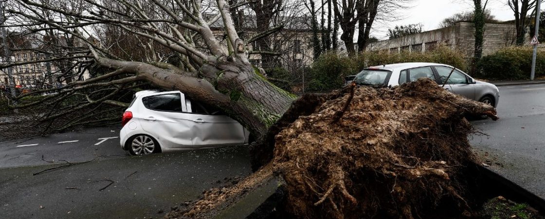 Tempestade Dennis: ventos de até 146km/h e mortos no Reino Unido