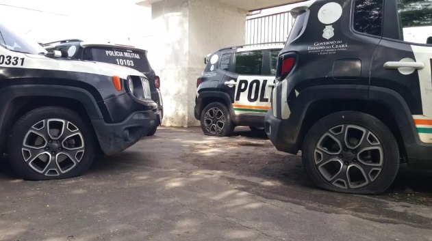 Ceará: grupo encapuzado invade Batalhões da polícia, leva carros e esvazia pneus