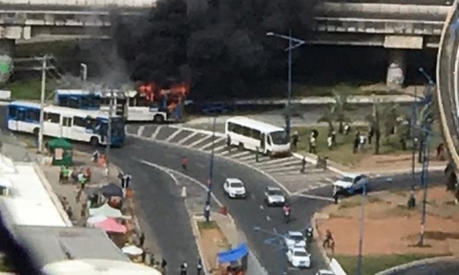 Ônibus pega fogo na Rótula do Abacaxi, em Salvador