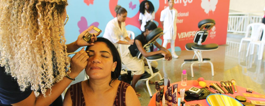 Dia da Mulher: estação de metrô de Salvador oferece serviços gratuitos de beleza