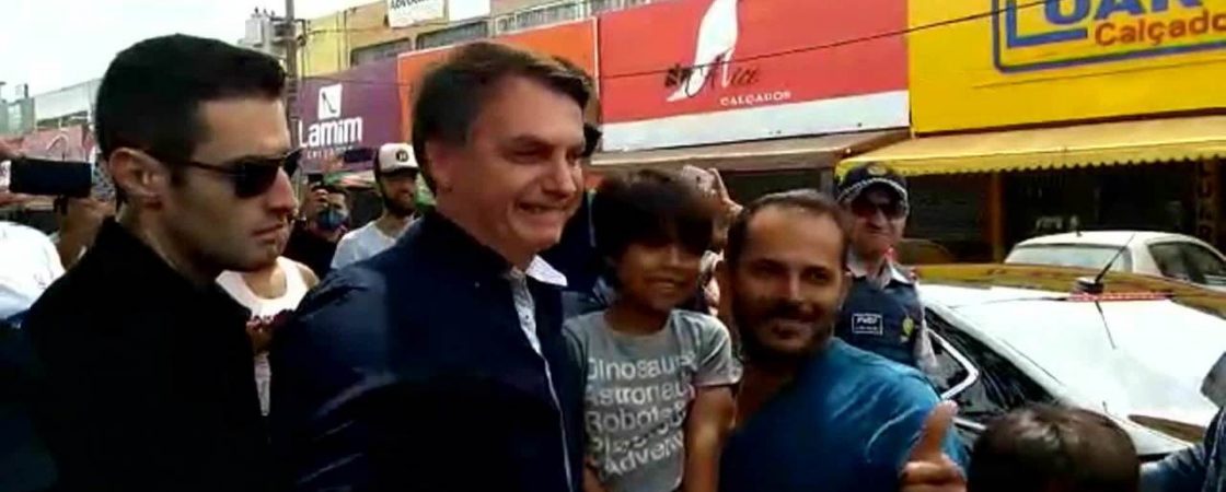 Bolsonaro passeia por Brasília um dia após Mandetta enfatizar isolamento social