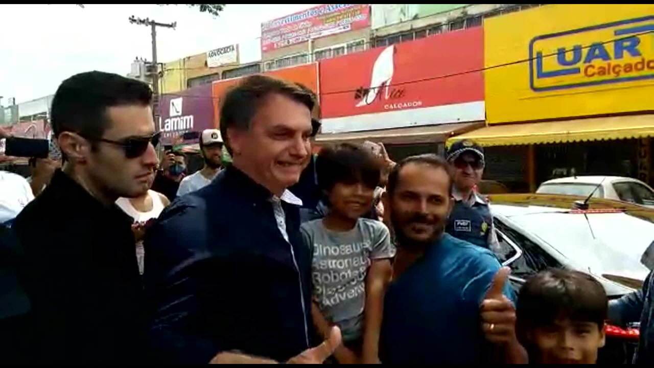 Bolsonaro passeia por Brasília um dia após Mandetta enfatizar isolamento social