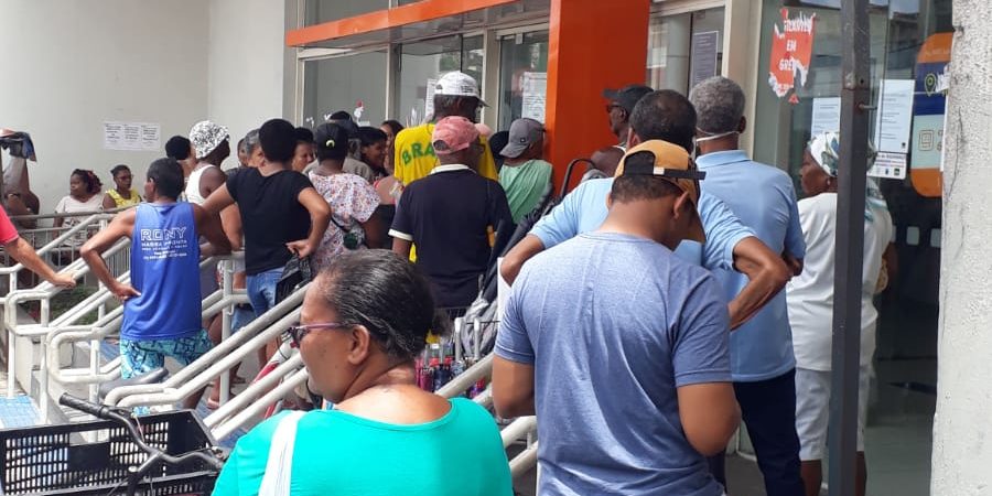 Banco Itaú do bairro da Calçada, em Salvador, abre e forma grande aglomeração
