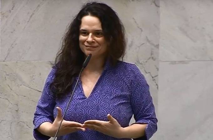 Janaina Paschoal diz se arrepender de voto e pede afastamento de Bolsonaro