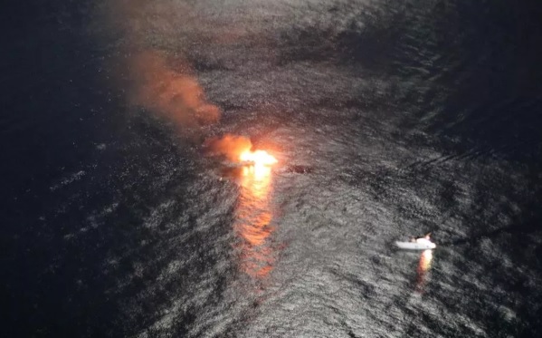 Lancha pega fogo na Baía de Todos-os-Santos, em Salvador