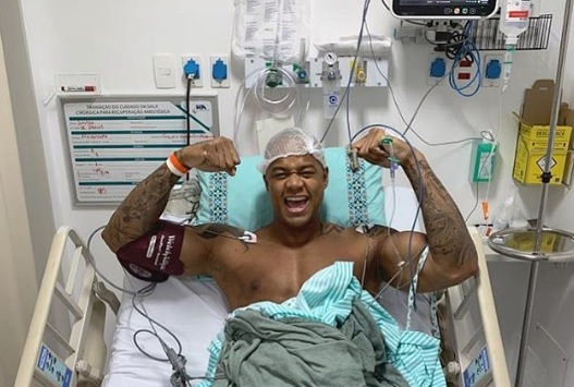 Após cirurgia, Léo Santana tranquiliza os fãs: ‘foi um SUCESSO’