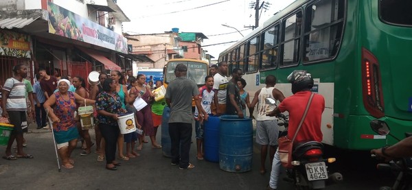Moradores protestam por falta de água em São Marcos/Salvador