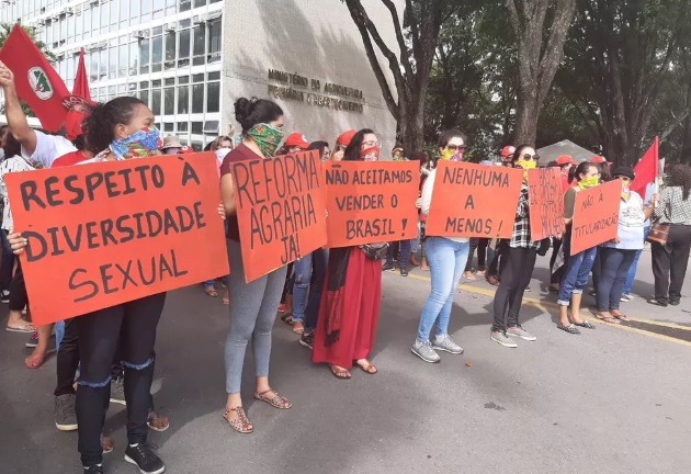 Mulheres Sem Terra ocupam Ministério da Agricultura em protesto contra liberação de agrotóxicos