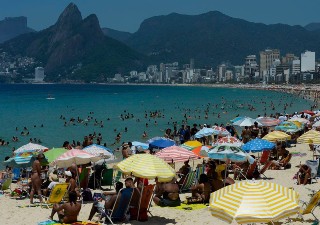 Defesa Civil vai às praias do Rio para pedir que banhistas se retirem