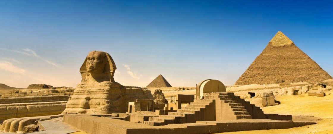 Egito desinfeta área de pirâmides esvaziadas de turistas