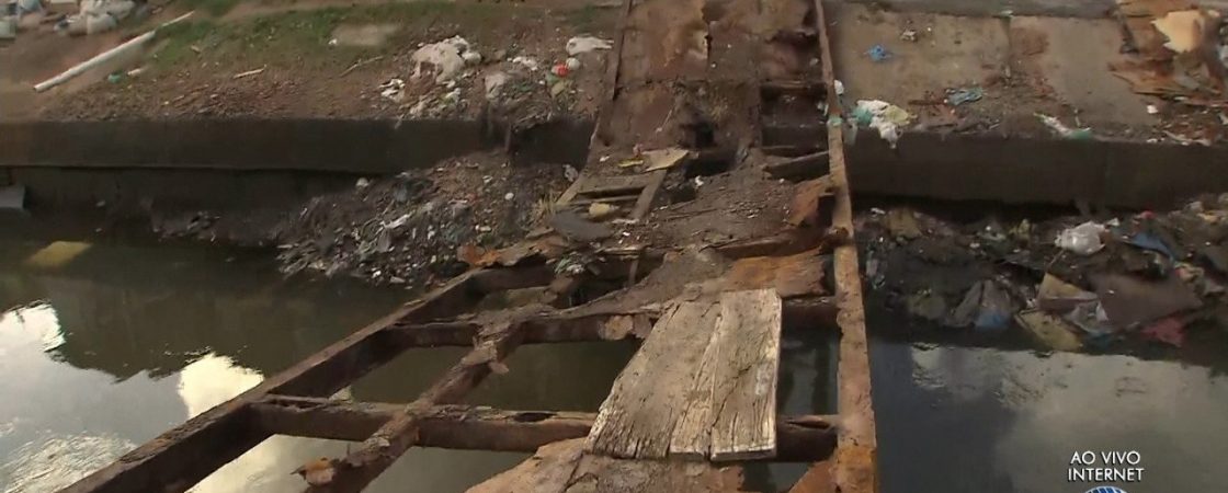 Após queda de ponte, moradores de Massaranduba improvisam acesso com tábuas
