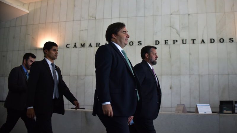 Rodrigo Maia admite corte de salário de parlamentares