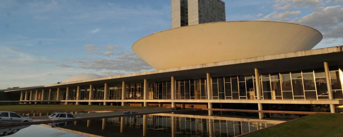 Após Brasil passar de 100 mil mortos pela Covid-19, Câmara e Senado decretam luto oficial