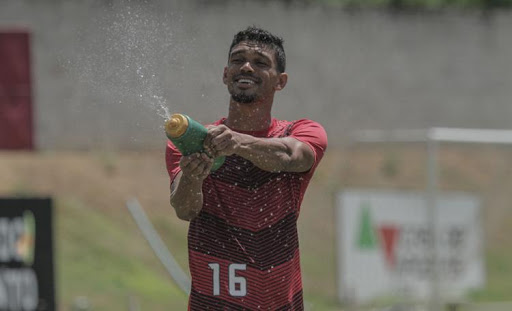 Vitória renova com o meia Matheus Tenório