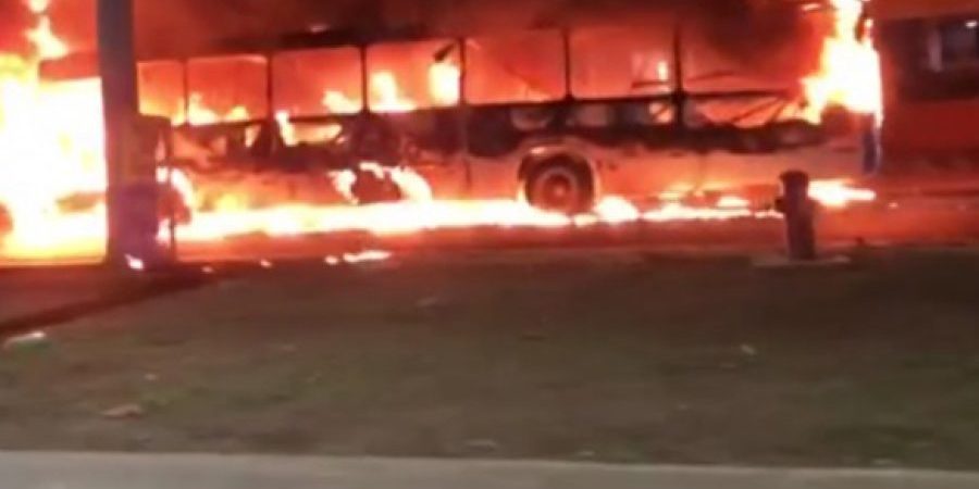 Ônibus é incendiado na noite desta terça (3), em Salvador