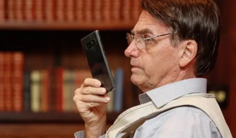 Covid-19: geolocalização da população por celular é vetada por Bolsonaro