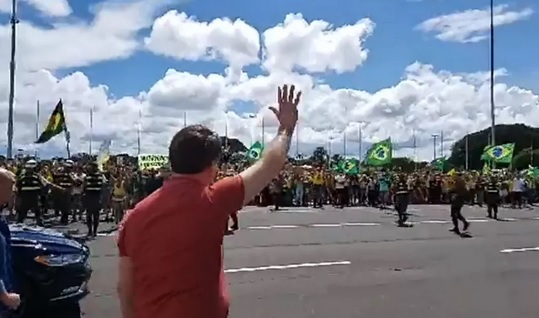 Bolsonaro discursa para manifestantes aglomerados e volta a defender fim de isolamento; veja vídeos
