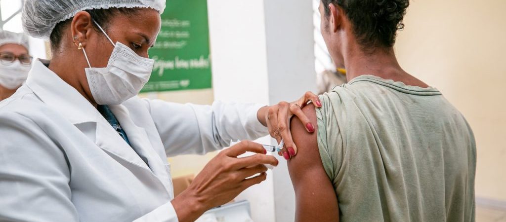 Camaçari: cadastrados no Centro POP são vacinados contra influenza