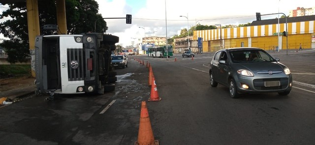 Caminhão tomba em via e deixa quatro feridos em Salvador