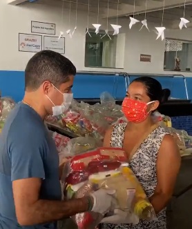 Vídeo: famílias do Projeto Axé recebem cestas básicas; doações são oriundas do ‘Salvador Solidária’